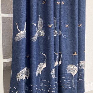 Gordijnen met drievoudige plooien en kraanvogelmotief, verkrijgbaar in 5 kleuren.