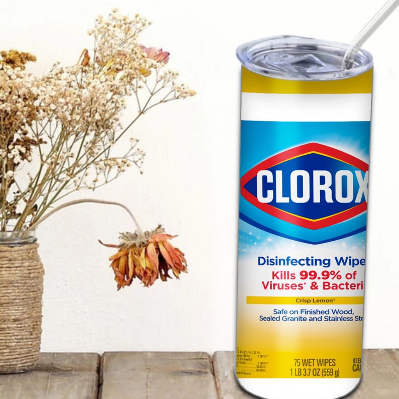 K&ouml;nnte beinhalten: Ein wei&szlig;er Edelstahlbecher mit einem Clorox Disinfecting Wipe-Design. Der Becher zeigt das Clorox-Logo, den Text "Disinfecting Wipe", "Kills 99.9% of Viruses & Bacteria", "Crisp Lemon" und "Safe on Finished Wood, Sealed Granite and Stainless Steel". Der Becher enth&auml;lt auch den Text "75 Feuchtt&uuml;cher, 1 lb 3.7 oz (559 g)".