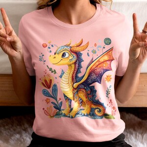 Słodka koszulka z małym smokiem | Koszulka z Chibi Fantasy Dragon | Koszulka Kawaii Cartoon Dragon | Miękka odzież unisex dla miłośników smoków