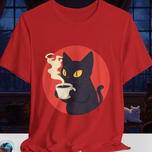 黒猫コーヒーシャツ | コーヒーカップを持った可愛い魔女猫Tシャツ | カフェイン入り猫好きへのギフトTシャツ | Bella Canvas XS～5XL