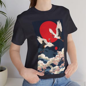 Camiseta con grulla japonesa y sakura / Camiseta con estampado de pájaro ukiyo-e de sol rojo / Camiseta con arte tradicional de flor de cerezo