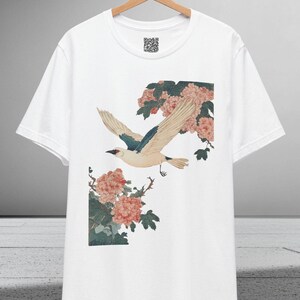 Camiseta con grulla japonesa y flores / Estética ukiyo-e, camiseta con arte vintage de Sakura, elegante camiseta de estilo japonés inspirada en la naturaleza, regalo para ella.