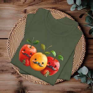 Capricieus snorfruit T-shirt | Grappig T-shirt met aardbei-sinaasappel | Eigenzinnig kawaii-grafisch shirt | Speelse tekenfilmkleding voor volwassenen