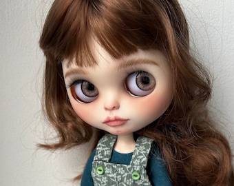 Poupée Blythe personnalisée ooak. Poupée d'art. Poupée aux cheveux bruns. Cadeau pour elle