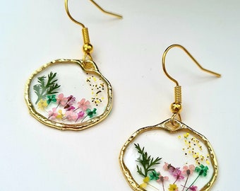 Boucles d'oreilles pendantes en or et résine de fleurs pressées faites à la main, boucles d'oreilles fleurs, vraie fleur, boucle d'oreille en résine, boucles d'oreilles mignonnes, cadeau unique pour elle