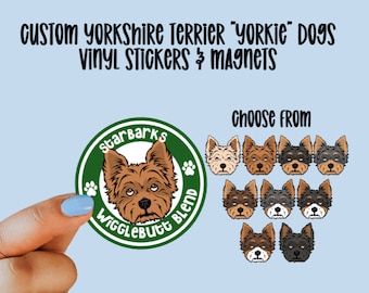 Puede incluir: Una pegatina verde y blanca con una ilustración de un perro Yorkshire Terrier y el texto "starBarks WiggleButt BLEND". La pegatina está siendo sostenida por una mano. Hay nueve ilustraciones diferentes de perros Yorkshire Terrier en una fila debajo de la pegatina.