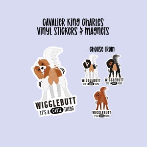 Peut inclure: Quatre autocollants en vinyle représentant un Cavalier King Charles Spaniel avec le texte "Wigglebutt It's a Cavie Thing". Le chien est présenté en trois variations de couleurs différentes : brun et blanc, noir et blanc, et brun.