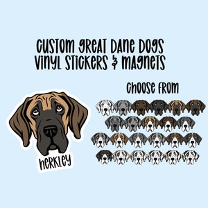 K&ouml;nnte beinhalten: Individuelle Great Dane Hunde-Vinyl-Aufkleber und Magnete. W&auml;hlen Sie aus einer Vielzahl von Farben und Designs. Der Aufkleber zeigt einen braunen und schwarzen Great Dane mit dem Namen "Herkley" darunter.