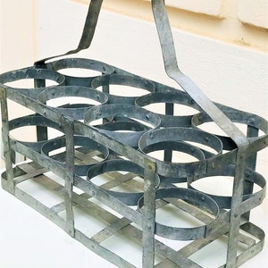 Antiker und seltener französischer Vintage-Flaschenhalter aus verzinktem Metall mit Holzgriff für 8 Flaschen, Flaschenbehälter, Ausstellungsständer