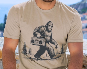 Retro Bigfoot Boombox T-shirt: Sasquatch Campingtröja
