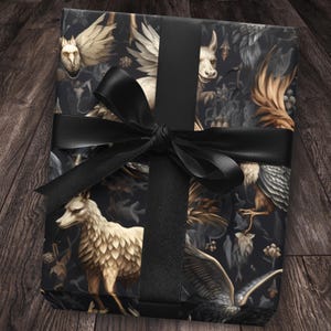 Op de afbeelding: Ingepakt cadeau met een zwart lint en strik. Het cadeaupapier heeft een donkere achtergrond met illustraties van mythische wezens in beige, grijs en bruin. Het cadeau wordt gepresenteerd op een donkere houten ondergrond.