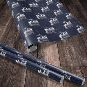Pode incluir: Papel de embrulho azul com um padr&atilde;o repetido de luzes brancas e o texto "All is calm, all is bright".