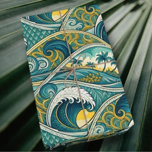 Pode incluir: Papel de embrulho estampado em azul e amarelo com um design de ondas estilizadas e palmeiras.