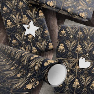 Puede incluir: Papel de regalo estampado en oro y negro con etiquetas de regalo en forma de estrella y coraz&oacute;n. El papel tiene un patr&oacute;n repetitivo de hojas y flores estilizadas.