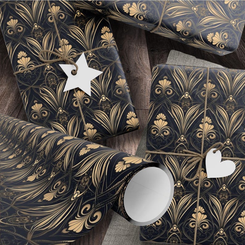 Puede incluir: Papel de regalo estampado en oro y negro con etiquetas de regalo en forma de estrella y coraz&oacute;n. El papel tiene un patr&oacute;n repetitivo de hojas y flores estilizadas.