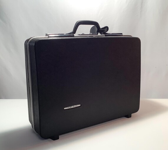Basic Black Travelmaster Suitcase - image 2