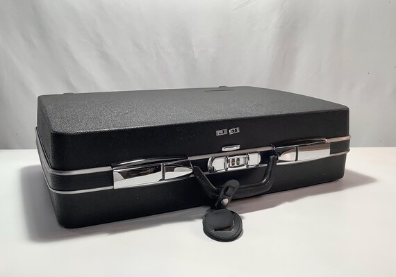 Basic Black Travelmaster Suitcase - image 3