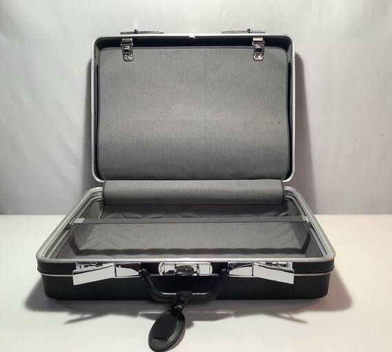 Basic Black Travelmaster Suitcase - image 4