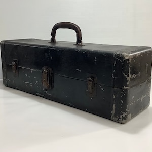 Caja de herramientas negra antigua de antes de la Segunda Guerra Mundial