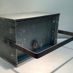 Caja de herramientas de metal vintage rústica