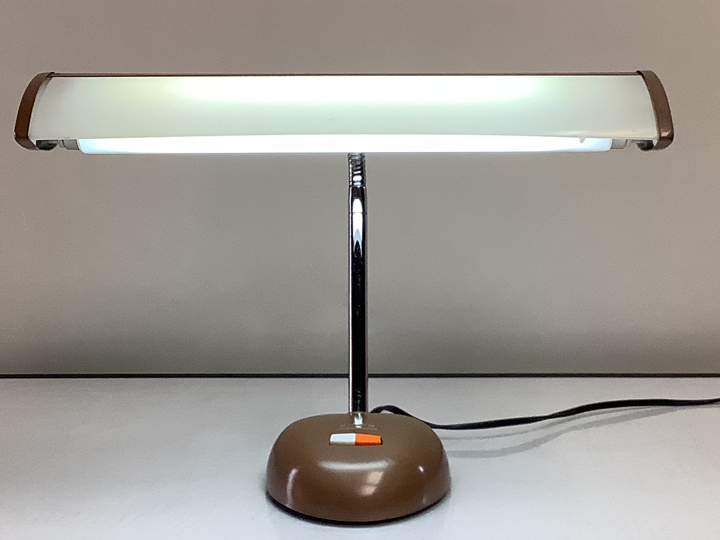 Mobilite desk lamp outlet