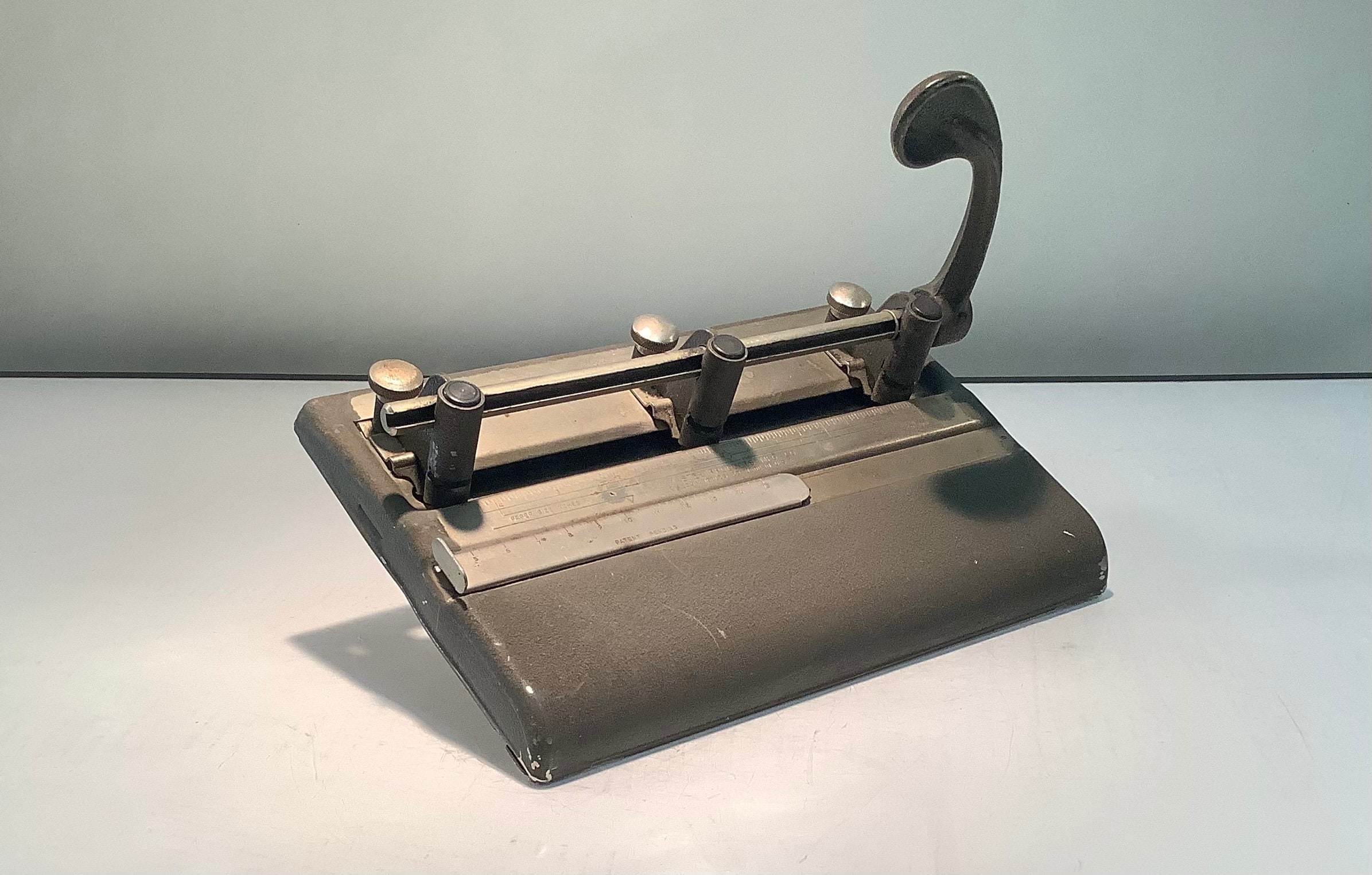 Vintage Master Products MFG CO Heavy Duty 3 Hole Punch Model 3-25 Adjustable