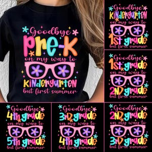 以下が含まれることがあります： カラフルなテキストとグラフィックが施された黒いTシャツ。「Goodbye Pre-K on my way to Kindergarten but first summer」と書かれています。その他のデザインには「Goodbye Kindergarten on my way to 1st grade」などがあります。