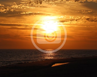 Hermosa playa Puesta de sol Golfo de México Arena, olas, parcialmente nublado, increíbles reflejos de nubes Descarga digital instantánea de alta resolución