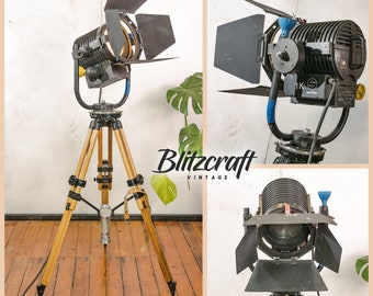 Projecteur à film compact Sachtler Director 1000H 1K sur trépied d'arpentage en bois - Lampadaire industriel personnalisé de style cinéma