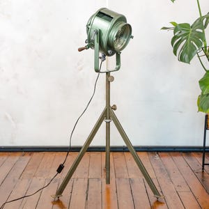 1950er Jahre A.E. Cremer Paris Filmprojektor auf Stativ, grüne Industrie-Theaterstehlampe, Loftbeleuchtung, französischer antiker Scheinwerfer