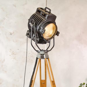 Lámpara de pie vintage ARRI de 2 kW con foco para cine: Iluminación de teatros de Hollywood