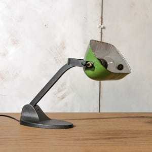 Antik bankirskrivbordslampa av Viktoria 1920-talet, grön emaljskärm, art déco-elegans, klassisk notarielampa med gjutjärnsbas