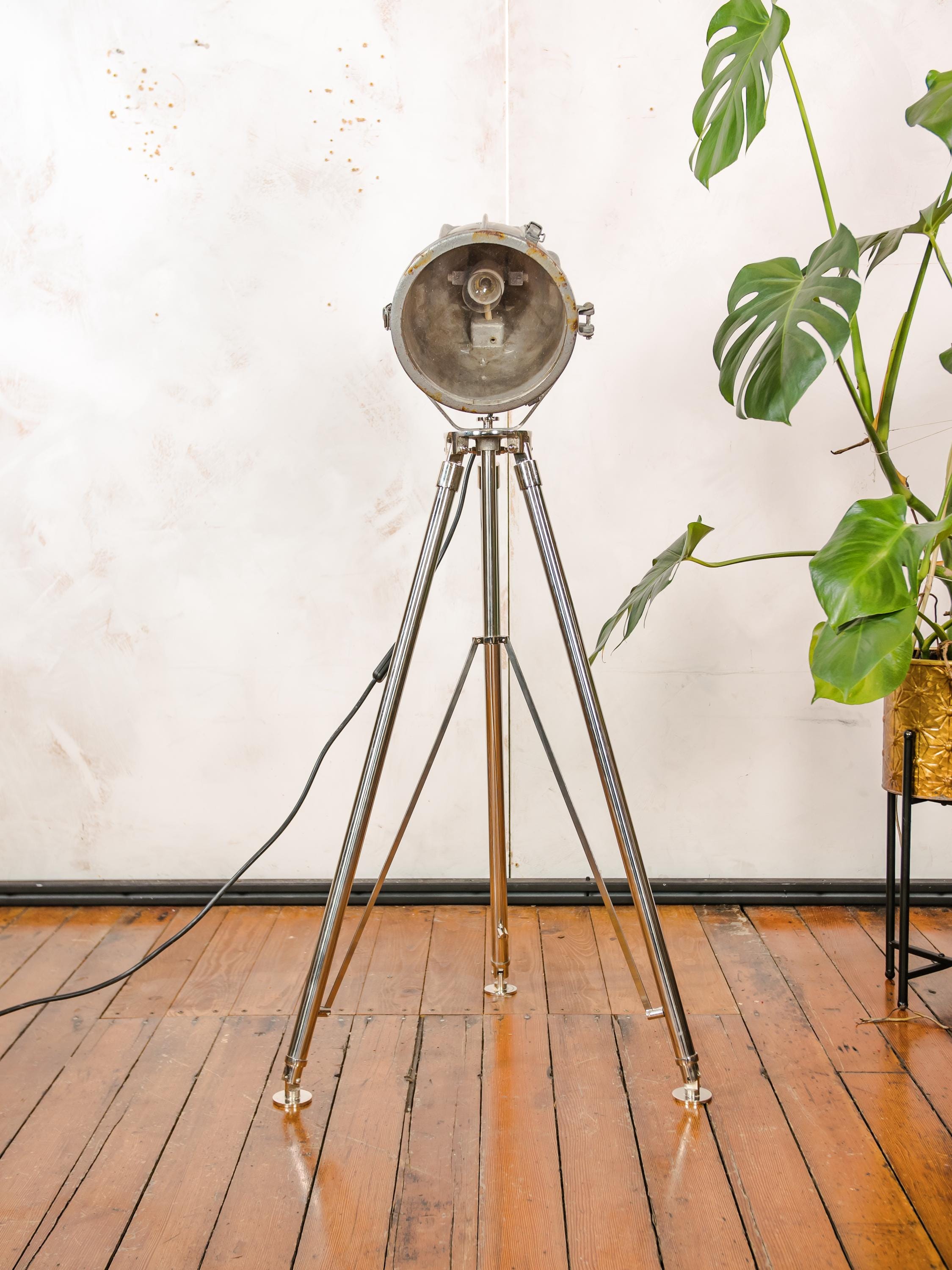 クローム三脚フロアランプのヴィンテージスポットライト、グレー 1970