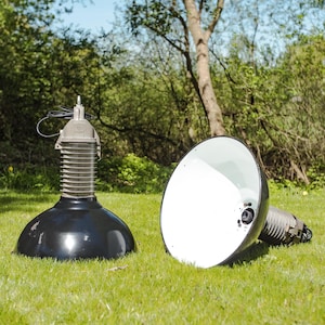 SET DI 2 Lampade a sospensione Industrial Factory con patina, Philips HDK Lampada a sospensione da officina smaltata anni &#39;50, interno bianco, ricablata E27