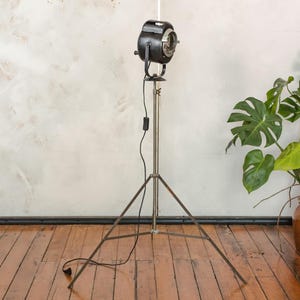 1950er Jahre A.E. Cremer Baby Scheinwerfer auf original Tripod Black Stehlampe, Vintage französische Theaterleuchte Standardbeleuchtung