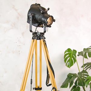 Lámpara de pie de estudio Strand Electric Patt 23 sobre trípode de madera para topografía, decoración de cine en casa, iluminación estándar para cuevas de hombres