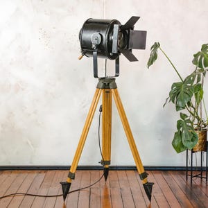 Lámpara de pie con foco de cine A.E. Cremer, París, años 50, proyector de cine sobre trípode de madera, viseras originales, estilo Art Déco francés.