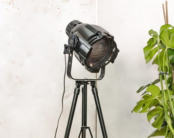 Faro da palcoscenico vintage nero / Lampada da terra industriale per teatro su treppiede in acciaio nero