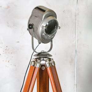 Foco de techo A.E. Cremer Baby, lámpara de teatro francesa vintage de los años 50 sobre trípode de madera de teca, lámpara de pie industrial para loft o decoración del hogar