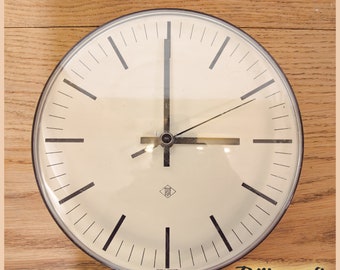 Retro TN Wall Clock, Beige Face, 1970s German Plexiglass