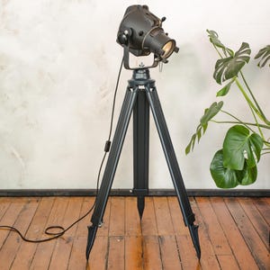 Lámpara de pie de teatro vintage de Strand Electric, modelo Patt 23, iluminación de estudio de cine negra sobre trípode Surveyor, decoración de los años 60
