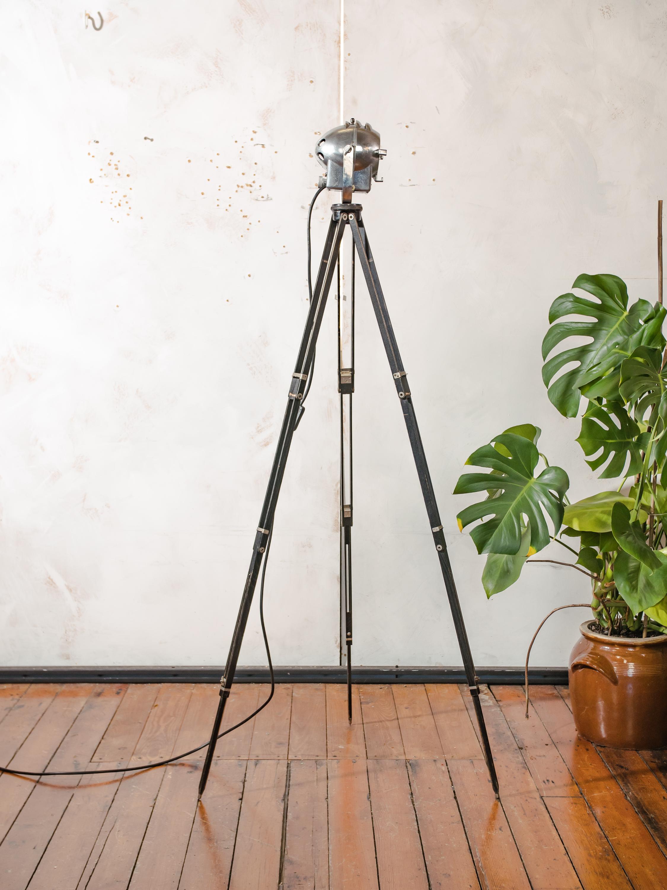 Ianiro Mizar 204 Vintage Studio Spotlight on Zeiss Ikon Tripod