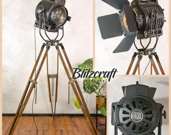 Anni '50 2KW Arnold & Richter - ARRI Movie Spotlight / Proiettore Hollywood tedesco su un treppiede videografico in legno vintage di Andre Debrie Paris