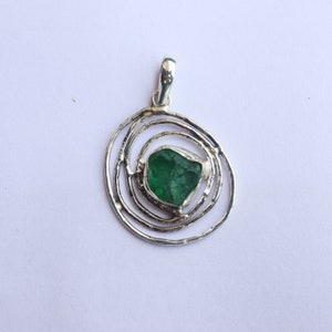 925 Sterling Silver Pendant, Natural Raw Emerald Pendant, Round Pendant, Green Emerald, Designer Pendant, Looking For Jewelry, Boho Pendant