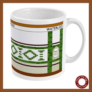Puede incluir: Taza de cerámica blanca con un gráfico de un diseño de azulejos de la estación de metro de Londres. El diseño de los azulejos presenta azulejos verdes y blancos con las palabras "WATERLOO" y "WAY OUT" en texto negro.