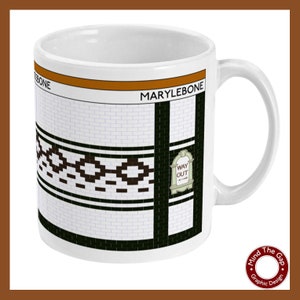 Puede incluir: Taza de cerámica blanca con un diseño de azulejos en blanco y negro con las palabras "Marylebone" y "Salida".