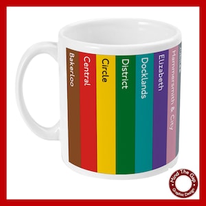 Puede incluir: Taza de cerámica blanca con un diseño de rayas de colores que representa las líneas del metro de Londres. Las líneas están etiquetadas: Bakerloo, Central, Circle, District, Docklands, Elizabeth, Hammersmith & City.