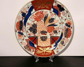 Japansk guldfärgad Imari-displaytallrik med 30 cm diameter.