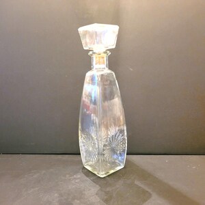 Glass liquor decanter