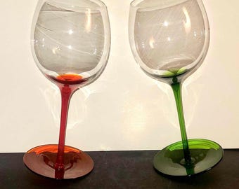 Dos copas de vino colgantes, únicas y fabricadas en Italia.